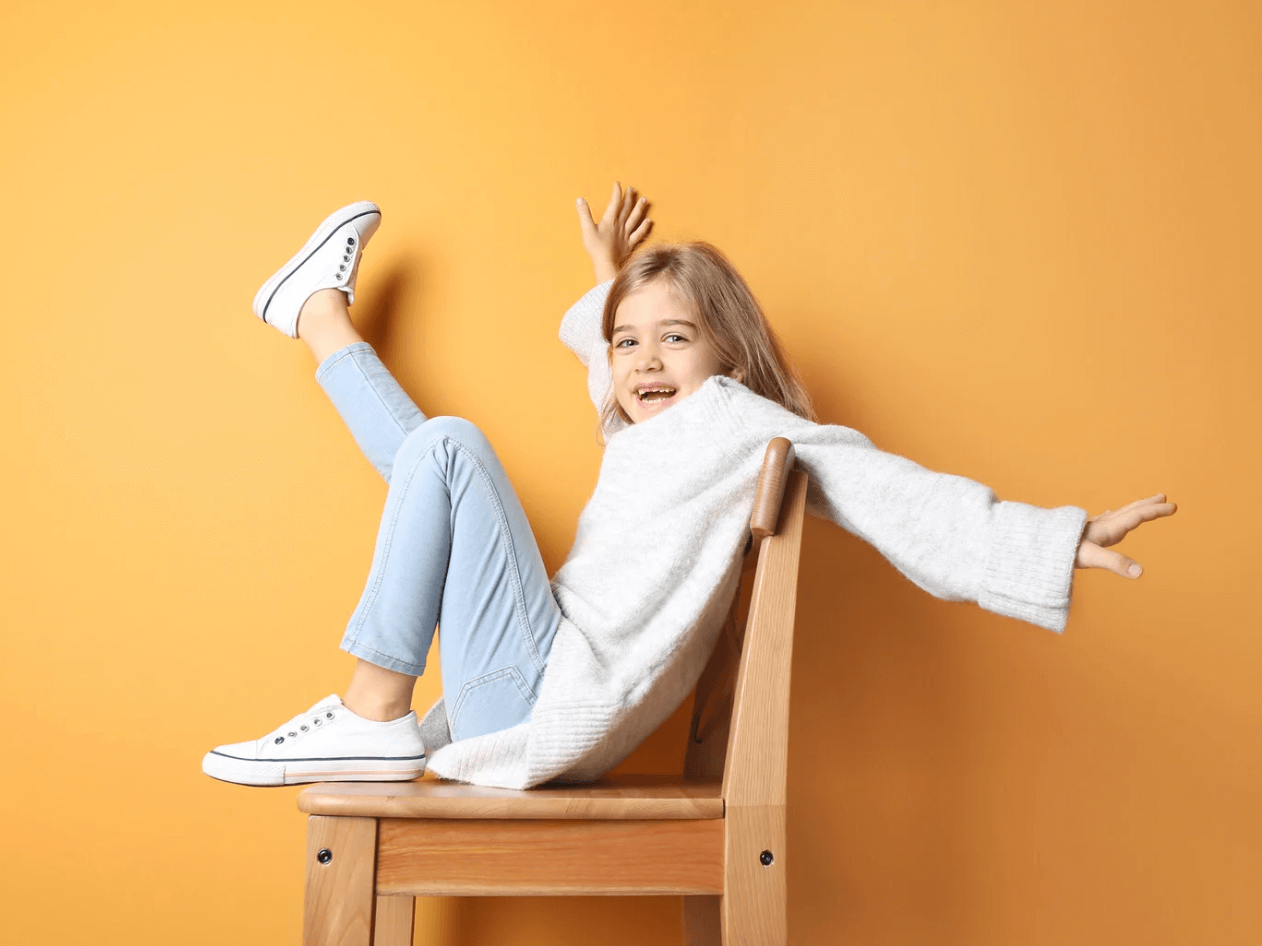 Veselé dítě na židli