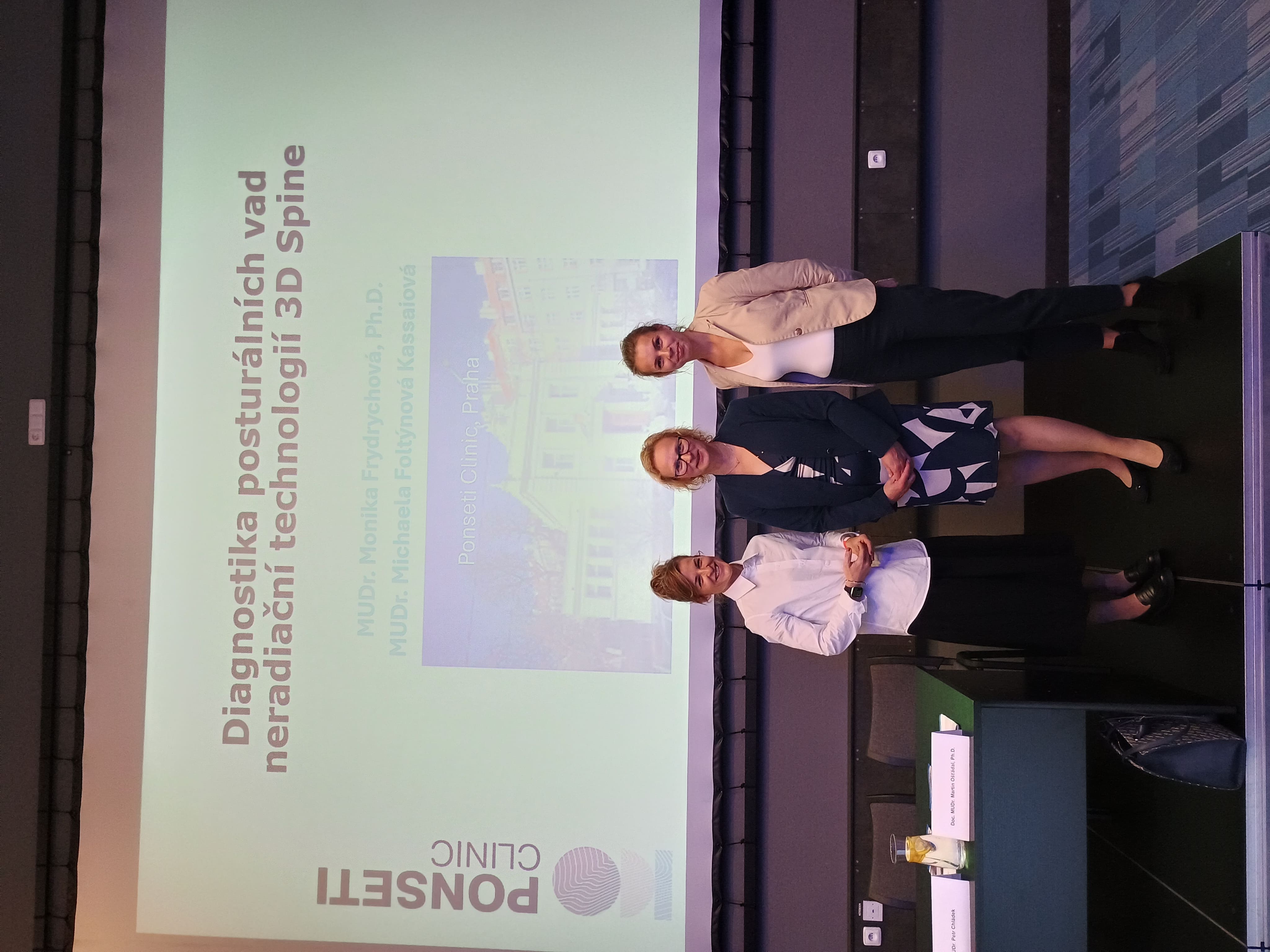 MUDr. Monika Frydrychová po prezentaci u plátna